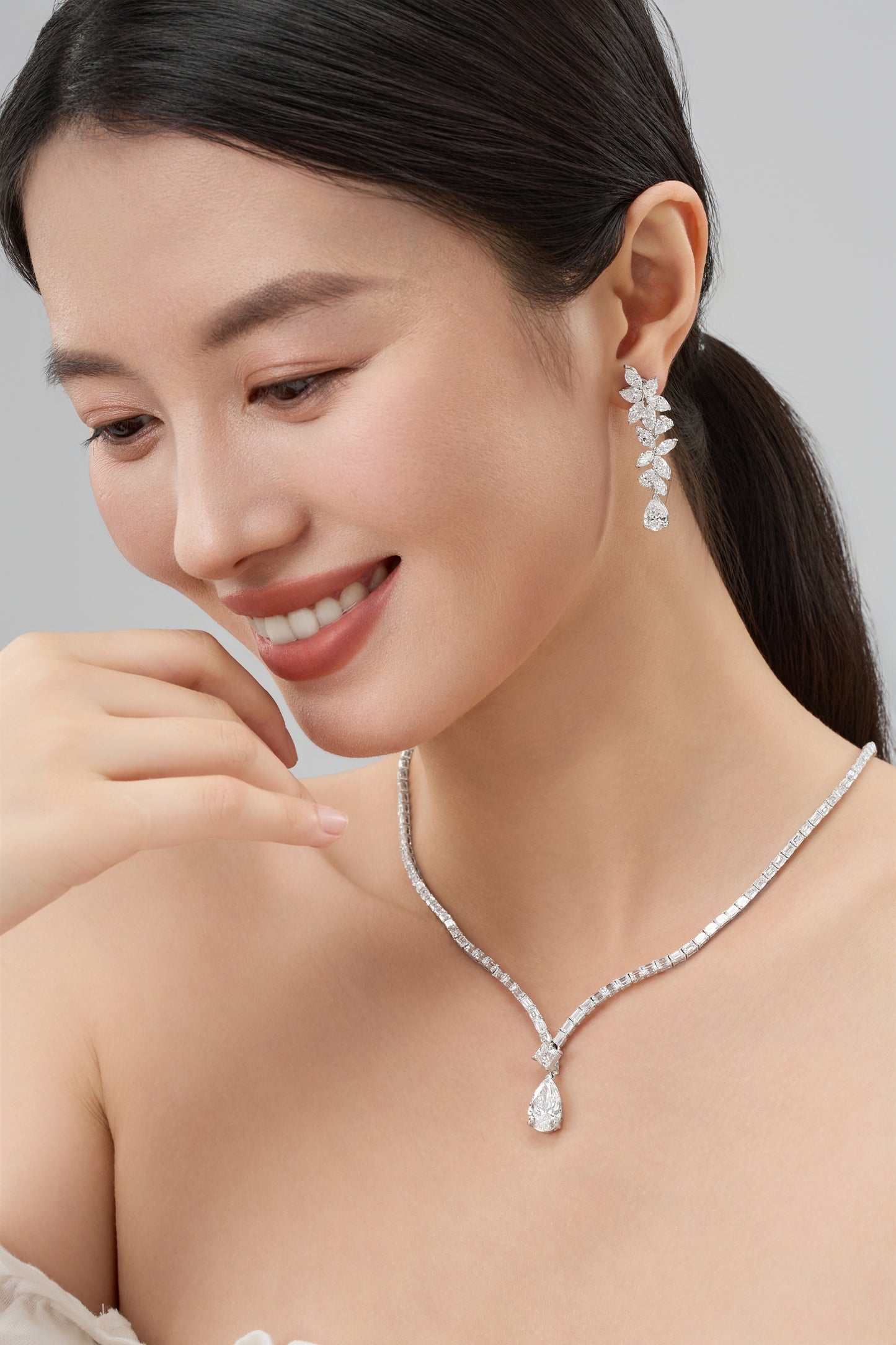 Lab Grown 4.00ct Pear-cut with Emerald setting multi-functional Bridal Necklace